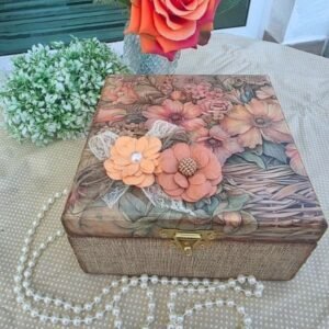 Caixa com aplique de flores