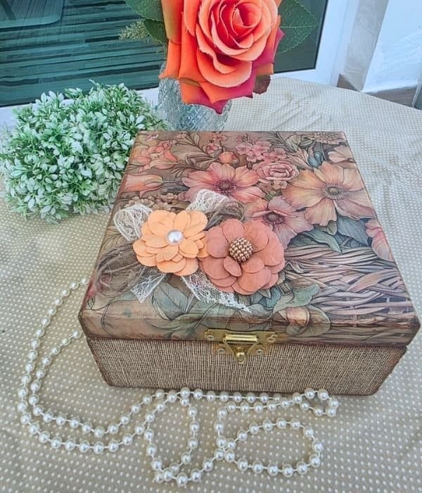 Caixa com aplique de flores